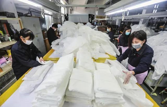 战“疫”进行时，政协委员在行动——历城区一服装厂6天“转产”防护服